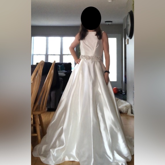 Mikado silk wedding dress NWOT - Picture 4 of 10